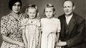 Cyril Musil s manželkou a dcerami. Komunisté Růženku v polovině padesátých let odsoudí na sedmnáct let,  nezletilé dcery pošlou na práci do statku.