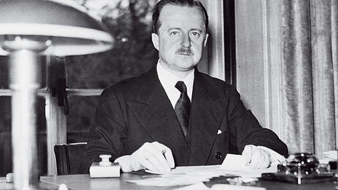 Duff Cooper se později vrátil jako ministr informací v Churchillově kabinetu