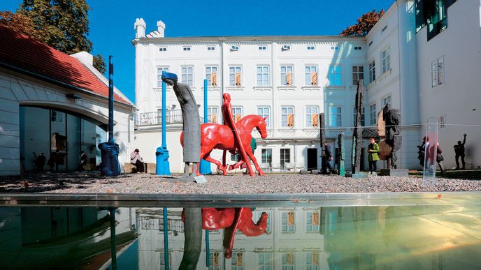 Sochařský park na nádvoří Sovových mlýnů, je jedním z mála míst Prahy,  kde se můžete setkat se současným  uměním ve volném prostoru  