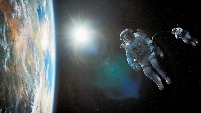 Ve vesmíru podle Cuaróna je husto, Astronauti  Kowalski a Stoneová tam putují ze stanice na stanici jako od hospody k hospodě