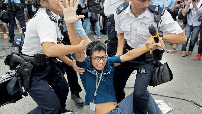 Demonstranti žádají odstoupení čínou dosazeného šéfa místní samosprávy Leunga Čchun-jinga.