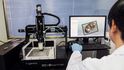 Místo inkoustu buňky. Čínská firma Regenovo vyvíjí 3D tisk skutečných orgánů.
