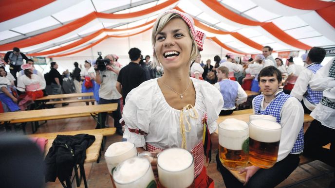 Oktoberfest je největší bavorský svátek, je zvyklý na konfrontaci mezi národy, ale jenom na konfrontaci pivní