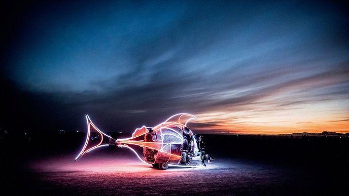 Festival Burning Man se stal za třicet let  své existence událostí globálního významu.  Cestu si tam stále častěji nacházejí i Češi. 