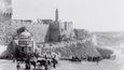 Všechno se to mělo odehrávat tady, v Jeruzalémě. Na snímku z roku 1898 je Davidova citadela s částí městských hradeb.