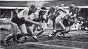 … na stejné trati překonala v roce 1934 v Londýně světový rekord i Zdena Koubková (na snímku třetí zprava s českým lvem na hrudi)