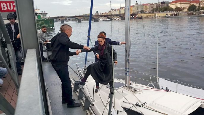 Vedení pirátů připlulo do svého štábu na Vltavě stylově na plachetnici