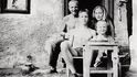 Rodina Rittsteinova v roce 1988 v Brnířově, zleva otec Michael, starší syn Lukáš, matka Lubomíra a mladší syn Mikuláš