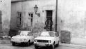 Pohled z roku 1979 na dům, v němž se skrývalo zařízení Správy sledování StB z vedlejšího snímku. Je pravděpodobné, že zaparkované automobily patřily právě Státní bezpečnosti.