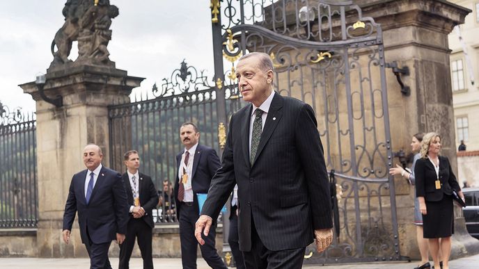 Na velký evropský summit na Pražském hradě přijel i turecký prezident.