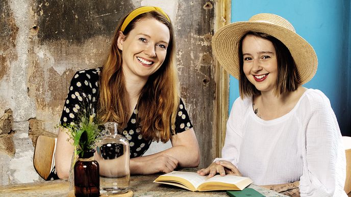 Karolína Meixnerová (vlevo) a Lucie Zelinková milují literaturu – a svou vášeň předávají dennodenně na sociálních sítích desítkám tisícům lidí