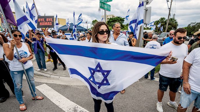 SPOJENÉ STÁTY, 8. ŘÍJNA 2023: Ve městě Fort Lauderdale na Floridě se účastníci s izraelskými vlajkami scházejí na shromáždění na podporu Izraele po smrtícím útoku palestinské teroristické organizace Hamás