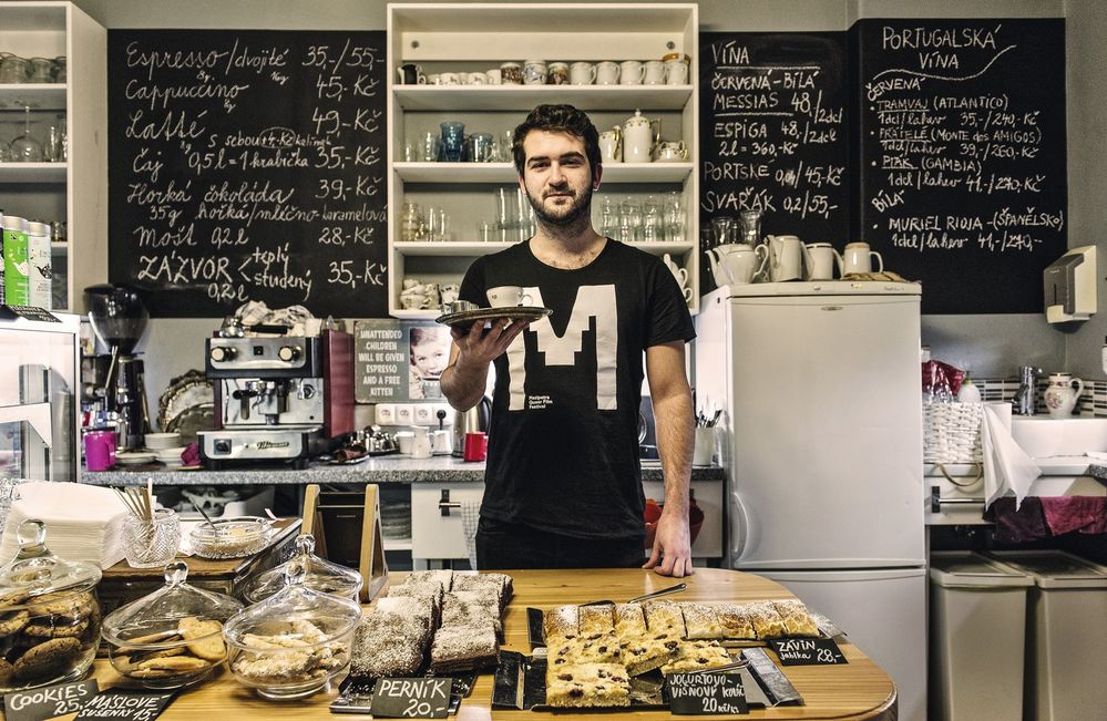 Prací v kavárně bojuje Pavel Bicek, ředitel festivalu Mezipatra, proti vyhoření