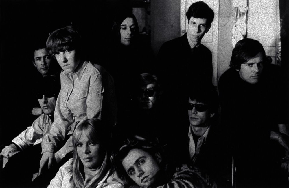 Velvet Underground přivedla láska Lou Reeda (vpravo dole) a Johna Calea (druhý stojící zprava) k Nico (vlevo dole) takřka k zániku. Uprostřed sestavy Andy Warhol.