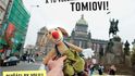 Tomio Okamura proslul Před vstupem do politiky jako spolumajitel cestovní kanceláře Toy Traveling, která organizovala zájezdy plyšáků do Prahy.