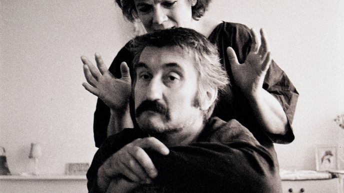 Vlasta Chramostová a Pavel Landovský  čtou z Kohoutovy hry  Play Macbeth. Bytové divadlo Vlasty Chramostové, 1978