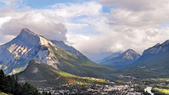 Městečko Banff leží v údolí u řeky Bow, na území národního parku, který sousedí ještě se třemi dalšími