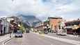 Banff Avenue, hlavní ulice města. Dřív do Banffu vedla jen železnice, dnes sem mohou návštěvníci přijet i po Transkanadské dálnici.