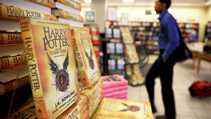 Text divadelní hry Harry Potter a prokleté dítě se stal bestsellerem