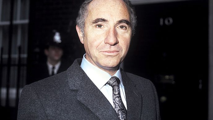 Sir Humphrey Appleby by měl z českého státu radost.