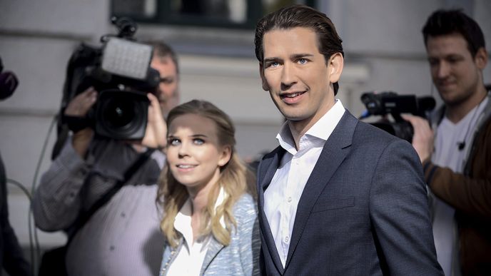 Vítěz Sebastian Kurz během voleb a jeho dlouholetá přítelkyně Susanne Thierová.