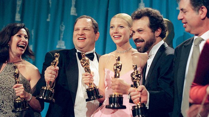 Sedm Oscarů ze 13 nominací získal v roce 1999 film Zamilovaný Shakespeare, z toho jedna soška byla pro producenta Harveyho Weinsteina (s motýlkem) a druhá pro herečku v hlavní roli Gwyneth Paltrowovou; o tom, co ti dva spolu zažili, mlčela 18 let.