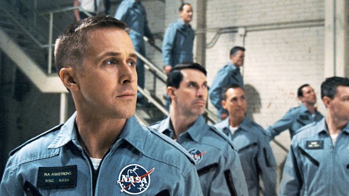 Neila Armstronga ztvárnil Ryan Gosling.  Jde zatím o nejlepší herecký výkon v jeho kariéře.