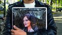 Smrt Mahsy Amíníové (její portrét drží protestující žena), která prý neměla správně upravený hidžáb a měla zemřít po nepřiměřeném zásahu policie, spustila protesty v Íránu