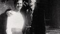 Sylvia Plathová s Tedem Hughesem na líbánkách v Paříži roku 1956