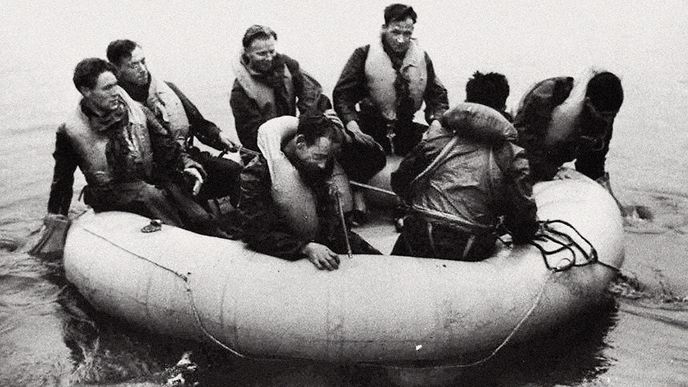 Nácvik záchrany sedmičlenné osádky bombardéru v dinghy – realita při nouzovém přistání ve vlnách bývala mnohem dramatičtější a riskantnější
