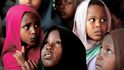 Dívky čekají na potraviny, distribuované nevládními organizacemi v somálském Mogadišu. Červen 2012