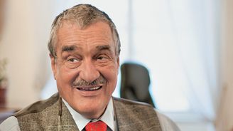 Karel Schwarzenberg: Už se zase hrbíme před Rusy