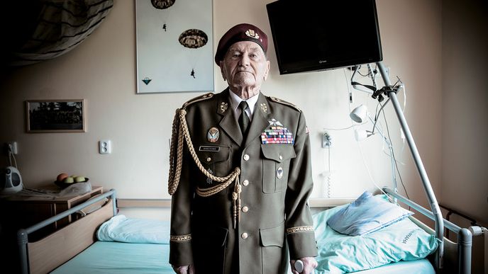 Gen. Jaroslav  Klemeš (91) se narodil  v Čadci. Na začátku ledna 1940 se přes Maďarsko, Jugoslávii, Řecko, Turecko a Sýrii dostal do Francie. V československém zahraničním vojsku byl zařazen do spojovací čety. ­Zúčastnil se bojů o Francii, do Velké Británie připlul s jedním z posledních konvojů. V říjnu 1941 absolvoval speciální výcvik ve Skotsku. Na území protektorátu seskočil s výsadkem Platinum 17. února 1945. Skupina operovala na Českomoravské vysočině, pak se radiotelegrafista Jaroslav Klemeš s velitelem Jaromírem Nechanským přesunuli do Prahy. Zde až do osvobození udržoval spojení s Londýnem a vládou v Košicích. V roce 1950 byl zatčen a uvězněn. Jeho velitele Jaromíra Nechanského popravili v červnu 1950.