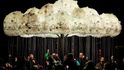 Mrak – instalace dvojice kanadských umělců Caitlind Brownové a Waynea Garretta, složená z tisíců žárovek, na Kampě u Vltavy