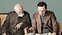 Tomáš Garrigue Masaryk a Karel Čapek na zřejmě nejznámější společné fotce, která vznikla během přípravy Hovorů s T. G. M. ve slovenské Bystřičce, kam rodina Masarykových zajížděla pravidelně na letní byt.