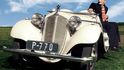 Na snímku, který vznikl mezi lety 1935 a 1936, je Burian s automobilem Zbrojovka typu 4 se speciálně vyrobenou karosérií. Tady je na místě vysvětlit zvláštní název vozu – vyráběla ho státem vlastněná Zbrojovka Brno a důstojníci naší armády ho získávali s velkou slevou.