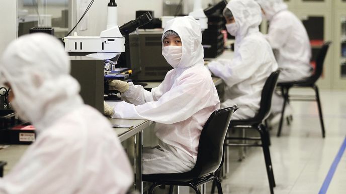 I Čínští dělníci testují optická vlákna. Na práci, kterou snadno vykoná počítač, se v Číně vyplatí zaměstnat tisíce lidí.