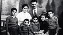 Šťastná rodina v Sýrii padesátých let – zleva prvorozený Michel, nejmladší Mouwaffak, prostřední Maaher, sestra Houda a druhý nejstarší syn Moris rodičů Affeefy a Souleimana Issových. Dnes v rodné zemi zůstává jen Maaher.