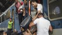 Zoufalá snaha dostat se do maďarského vlaku směr Německo – směr naděje