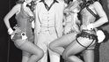 Hugh Hefner se svými „bunnies“ Hugh Hefner se svými „bunnies“