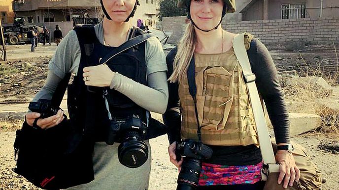 Reportérky Jarmila Štuková a Lenka Klicperová v Barda Allah u Mosulu