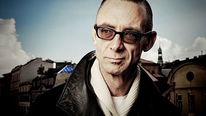 Chuck Palahniuk v centru české metropole, kam přijel na pozvání Festivalu spisovatelů Praha. V těchto dnech mu vyšla komiksová kniha povídek Bait (Návnada); třetí díl Klubu rváčů (opět komiksový) už má také dopsaný. Jen ho prý ještě musí trochu přiostřit.