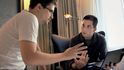 Edward Snowden při předávání informací novináři Glennu Greenwaldovi v hotelovém pokoji v Hong Kongu v červnu 2013. Celý rozhovor natáčela na kameru Laura Poitrasová, která pak za dokumentární film Citizenfour: Občan Snowden dostala Oskara. 