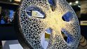 Obutí vozů čeká  revoluce. Na snímku Michelin Visionary Concept s voštinovou strukturou z biologicky rozložitelného materiálu, u něho se drážky budou rýsovat 3D tiskem podle toho, jak náročný terén auto zrovna čeká.
