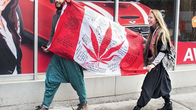 V Montrealu vítali legalizaci kanadskou vlajkou s logem marihuany  