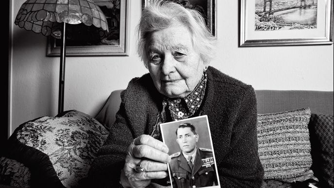 Naděžda Maňhalová s fotografií Františka Kynycha, jejž za války její rodina ukrývala