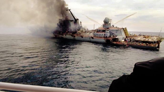 Křižník Moskva nebyl potopen, ale „opustil bojiště zadaným směrem“