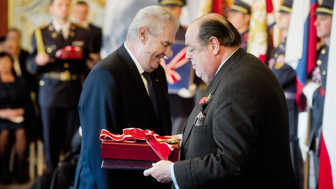 Za Winstona Churchilla převzal ocenění jeho vnuk, britský poslanec Nicholas Soames