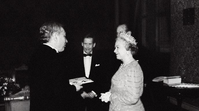 „Mohl bych říkat: Znám se s anglickou královnou. Třikrát jsem si s ní podal ruku!“ smál se Libor Pešek letos v září v rozhovoru s Veronikou Bednářovou. Na snímku mu Alžběta II. v roce 1996 v Praze uděluje čestný Řád Britského impéria.