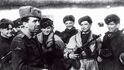 Kpt. Otmar Záhora (s výsadkářskou nášivkou) s rusínskými samopalníky ze stalinských lágrů